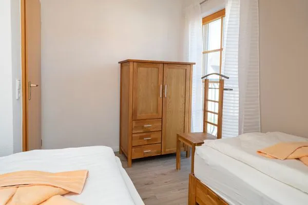 Schlafzimmer mit zwei Einzelbetten Ferienpark Freesenbruch Reihenhaus 6b - Schwalbe