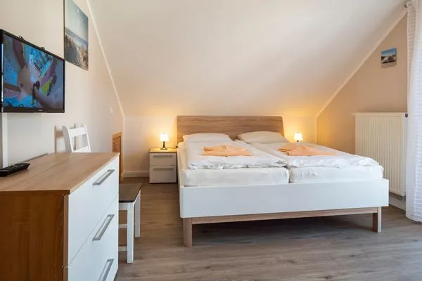 Schlafzimmer mit Doppelbett Ferienpark Freesenbruch Reihenhaus 6b - Schwalbe