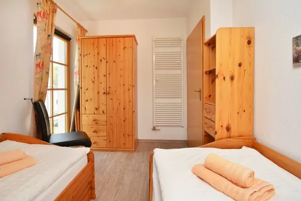 Schlafzimmer mit zwei Einzelbetten Ferienpark Freesenbruch Reihenhaus 7 - Seestern