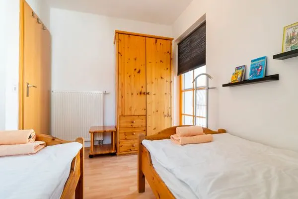 Schlafzimmer mit zwei Einzelbetten Ferienpark Freesenbruch Reihenhaus 7b - Meerzeit