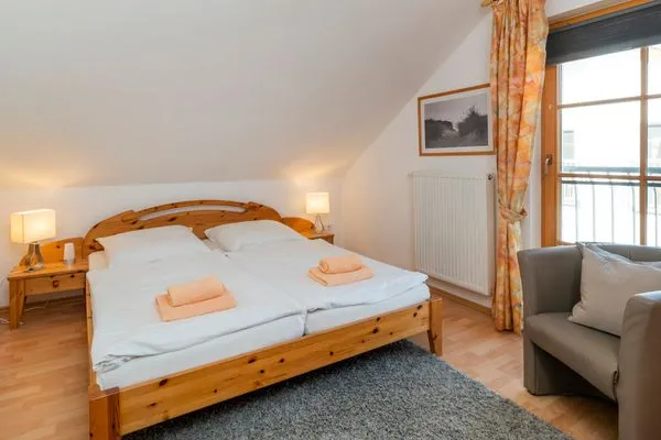 Schlafzimmer mit Doppelbett Ferienpark Freesenbruch Reihenhaus 7b - Meerzeit