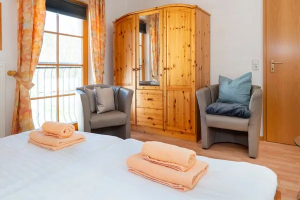 Schlafzimmer mit Doppelbett Ferienpark Freesenbruch Reihenhaus 7b - Meerzeit