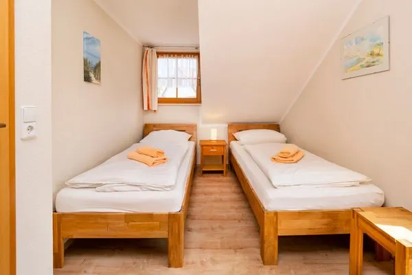 Schlafzimmer mit zwei Einzelbetten Ferienpark Freesenbruch Reihenhaus 8 - Zum Meer