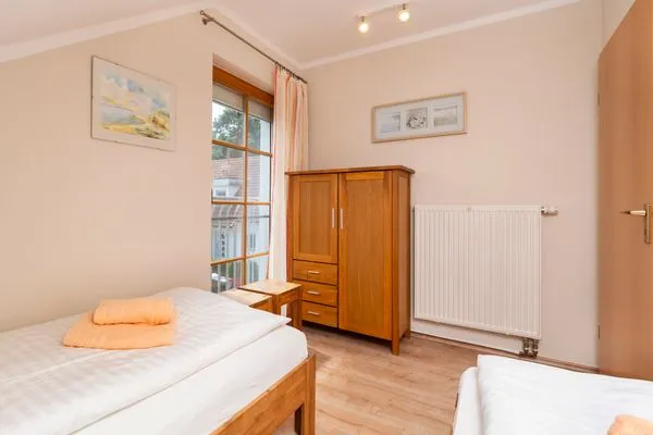 Schlafzimmer mit zwei Einzelbetten Ferienpark Freesenbruch Reihenhaus 8 - Zum Meer