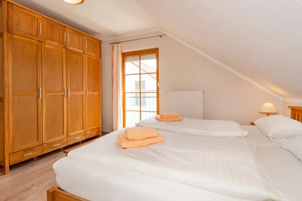 Schlafzimmer mit Doppelbett Ferienpark Freesenbruch Reihenhaus 8 - Zum Meer