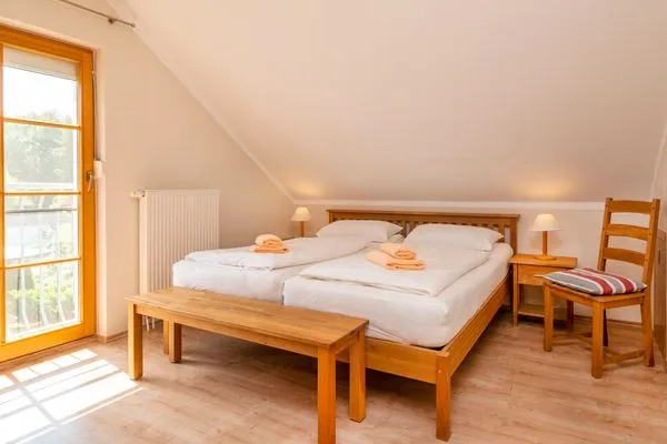 Schlafzimmer mit Doppelbett Ferienpark Freesenbruch Reihenhaus 8 - Zum Meer