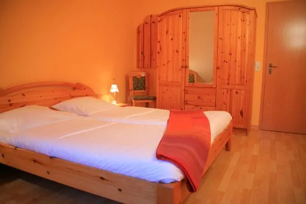 Schlafzimmer mit Doppelbett Ferienpark Freesenbruch Reihenhaus 8b - Bivalvia