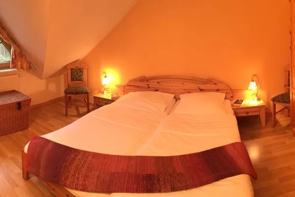 Schlafzimmer mit Doppelbett Ferienpark Freesenbruch Reihenhaus 8b - Bivalvia