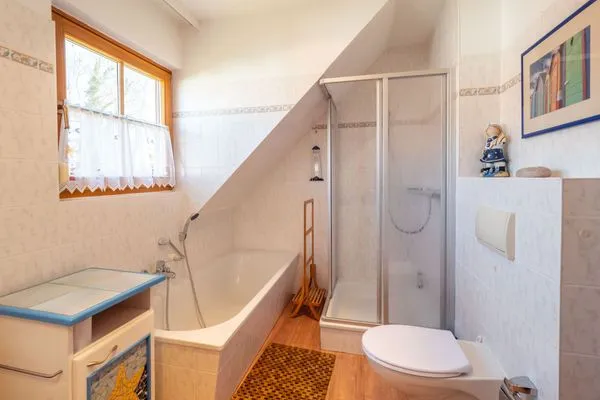 Badezimmer mit Badewanne und Dusche Ferienpark Freesenbruch Doppelhaushälfte 9a - Leuchtturm