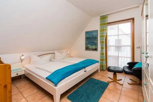 Schlafzimmer mit Doppelbett Ferienpark Freesenbruch Doppelhaushälfte 9a - Leuchtturm