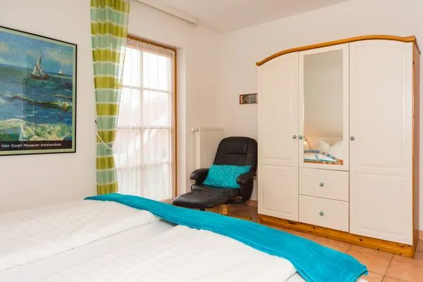 Schlafzimmer mit Doppelbett Ferienpark Freesenbruch Doppelhaushälfte 9a - Leuchtturm