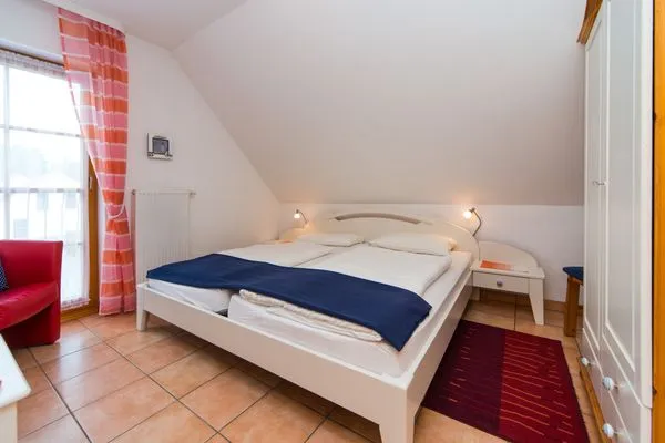 Schlafzimmer mit Doppelbett Ferienpark Freesenbruch Doppelhaushälfte 9a - Leuchtturm