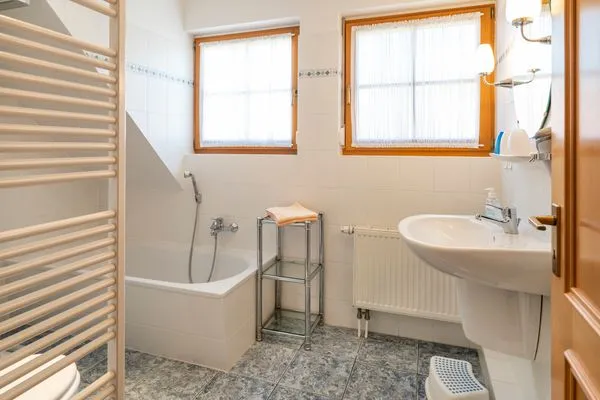 Badezimmer mit Dusche und Badewanne Ferienpark Freesenbruch Doppelhaushälfte 10 - Lieblingsplatz