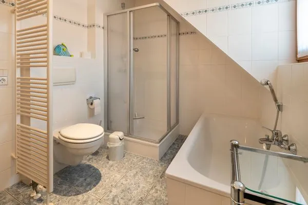 Badezimmer mit Dusche und Badewanne Ferienpark Freesenbruch Doppelhaushälfte 10 - Lieblingsplatz