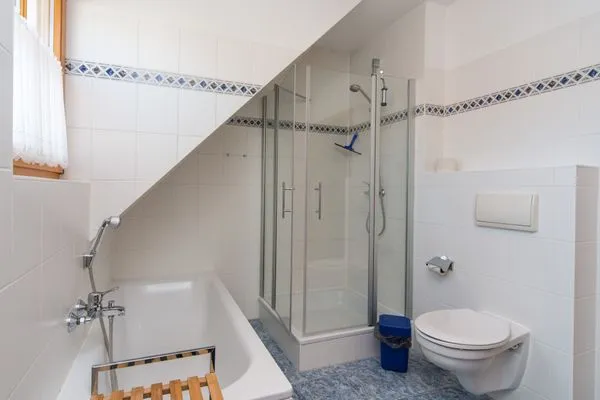 Badezimmer mit Dusche und Badewanne Ferienpark Freesenbruch Doppelhaushälfte 10a - Meeresbrise