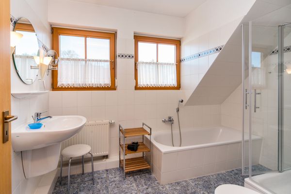 Ferienpark Freesenbruch Doppelhaushälfte 10a - Meeresbrise Ostseeheilbad Zingst - Badezimmer mit Dusche und Badewanne