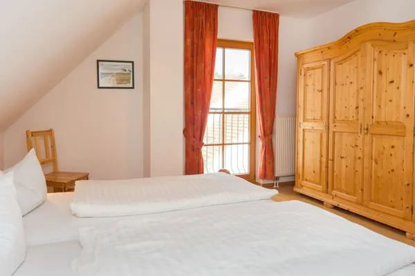 Schlafzimmer mit Doppelbett Ferienpark Freesenbruch Doppelhaushälfte 10a - Meeresbrise