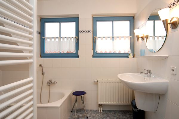 Ferienpark Freesenbruch Doppelhaushälfte 11 - Windflüchter Ostseeheilbad Zingst - Badezimmer mit Badewanne