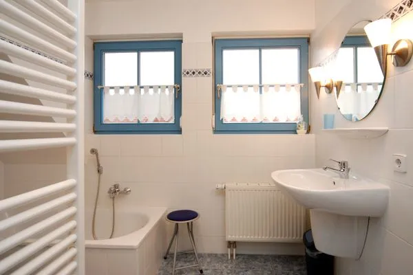Badezimmer mit Badewanne Ferienpark Freesenbruch Doppelhaushälfte 11 - Windflüchter