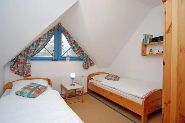 Schlafzimmer mit zwei Einzelbetten Ferienpark Freesenbruch Doppelhaushälfte 11 - Windflüchter