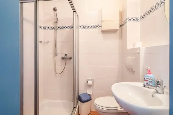Badezimmer mit Dusche Ferienpark Freesenbruch Doppelhaushälfte 11a - Schwalbennest
