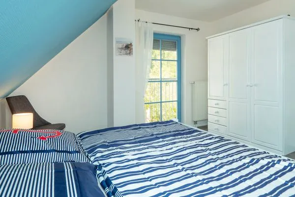 Schlafzimmer mit Doppelbett Ferienpark Freesenbruch Doppelhaushälfte 11a - Schwalbennest