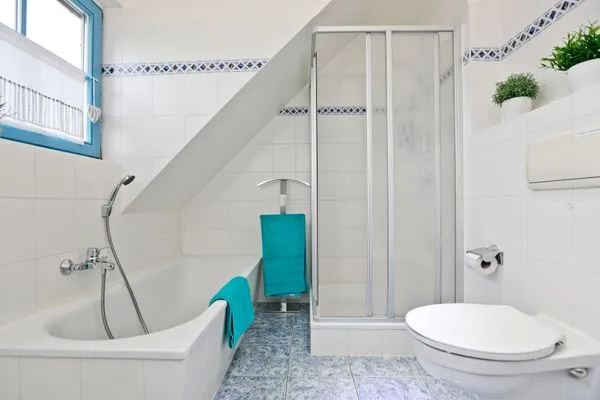 Badezimmer mit Dusche und Badewanne Ferienpark Freesenbruch Doppelhaushälfte 11a - Schwalbennest