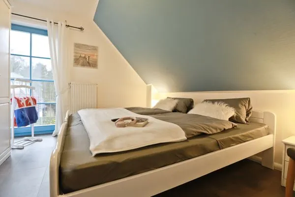 Schlafzimmer mit Doppelbett Ferienpark Freesenbruch Doppelhaushälfte 11a - Schwalbennest