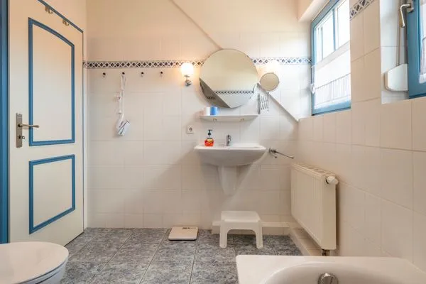 Badezimmer mit Dusche und Badewanne Ferienpark Freesenbruch Doppelhaushälfte 11a - Schwalbennest