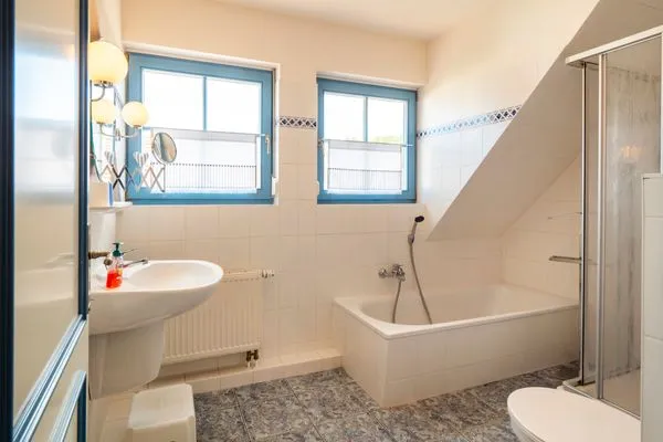 Badezimmer mit Dusche und Badewanne Ferienpark Freesenbruch Doppelhaushälfte 11a - Schwalbennest