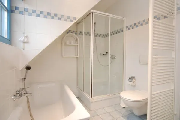 Badezimmer mit Dusche und Badewanne Ferienpark Freesenbruch Doppelhaushälfte 12a - Steuerrad
