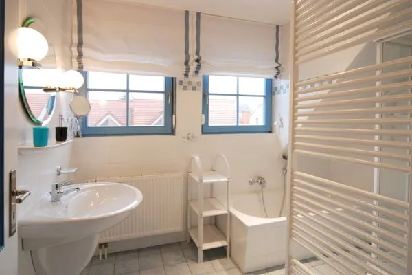 Badezimmer mit Dusche und Badewanne Ferienpark Freesenbruch Doppelhaushälfte 12a - Steuerrad