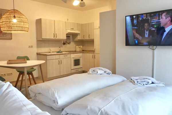 Wohnzimmer mit offener Küche