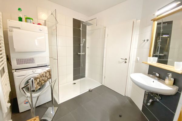 Badezimmer 1 im EG mit Dusche, Waschmaschine und Trockner