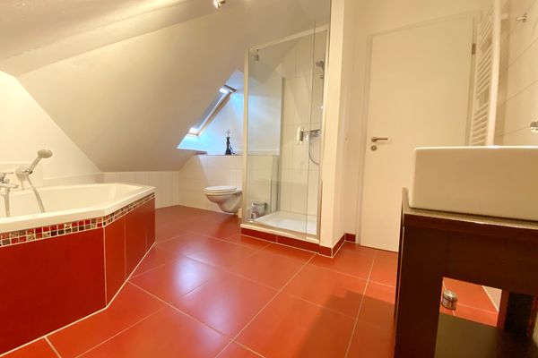 Badezimmer 2 im Obergeschoss mit Badewanne und Dusche
