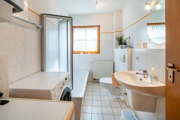 Schlafzimmer mit Badewanne Ferienpark Freesenbruch Wohnung 1.1 - Seestern
