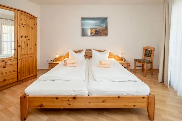 Schlafzimmer mit Doppelbett Ferienpark Freesenbruch Wohnung 1.1 - Seestern