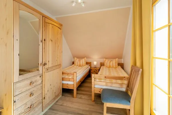 Schlafzimmer mit zwei Einzelbetten Ferienpark Freesenbruch Wohnung 4.6 - Boddenblick