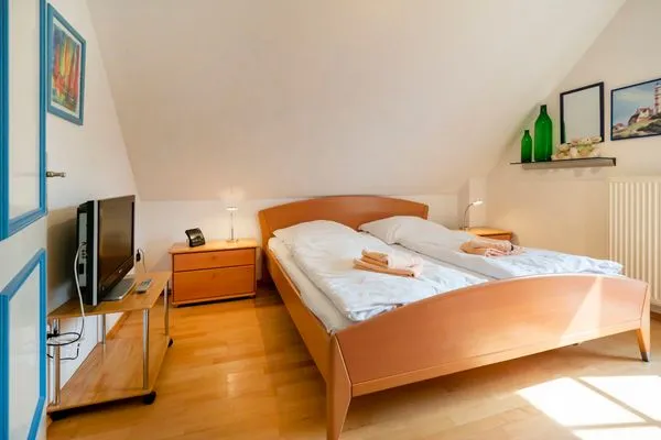Schlafzimmer mit Doppelbett Ferienpark Freesenbruch Doppelhaushälfte 11 - Windflüchter