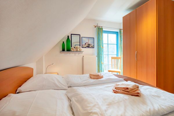Ferienpark Freesenbruch Doppelhaushälfte 11 - Windflüchter Ostseeheilbad Zingst - Schlafzimmer mit Doppelbett