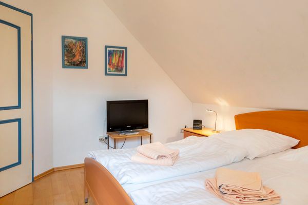 Ferienpark Freesenbruch Doppelhaushälfte 11 - Windflüchter Ostseeheilbad Zingst - Schlafzimmer mit Doppelbett