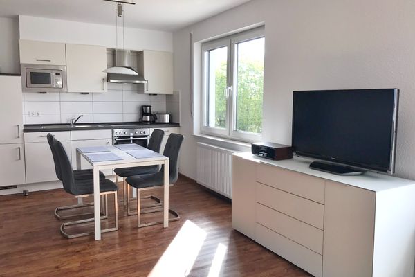 Wohnzimmer mit offener Küche