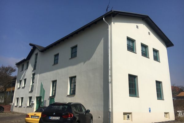 mit Parkplatz