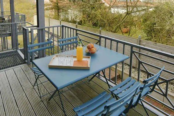 Balkon mit Treppe zur Terrasse herunter Kapitänshaus Ferienwohnung 5