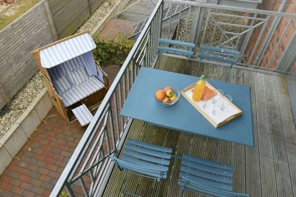 Blick vom Balkon auf die untere Terrasse Kapitänshaus Ferienwohnung 5