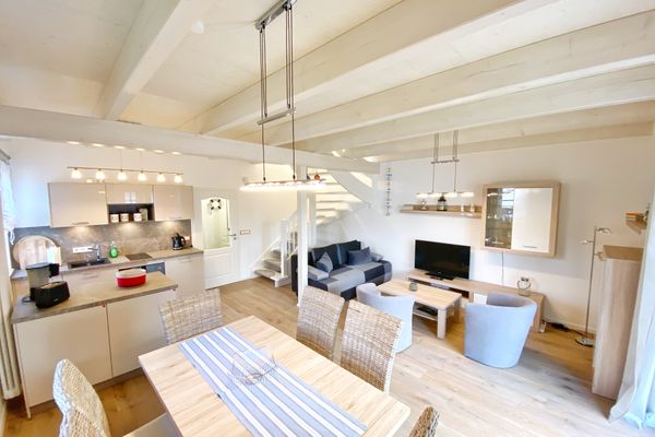Wohnzimmer mit offener Küche