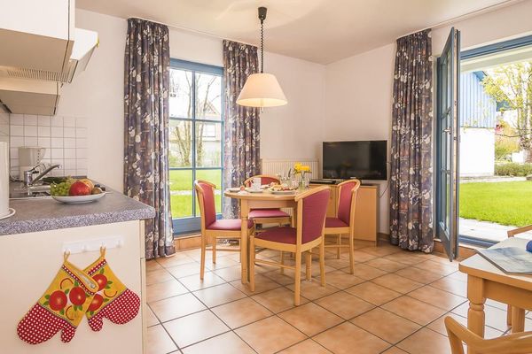 Wohnzimmer mit offener Küche
