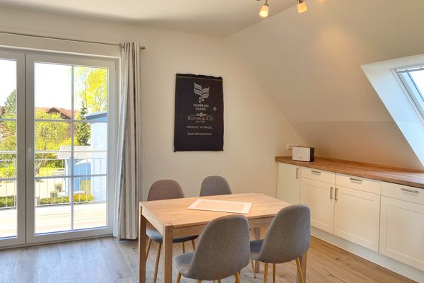 Wohnzimmer mit offener Küche