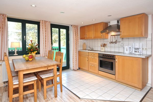 Wohnzimmer mit offener Küche