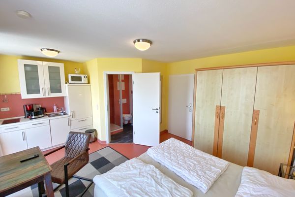 Wohnzimmer mit offener Küche
